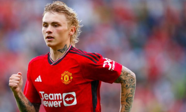 Transfer: Man Utd midfielder considering leaving club after being snubbed by Ten Hag