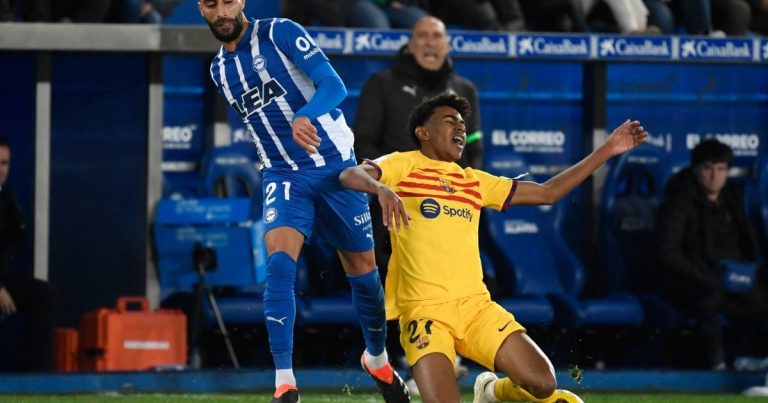 Barcelona beat Alaves despite controversial Roque red card