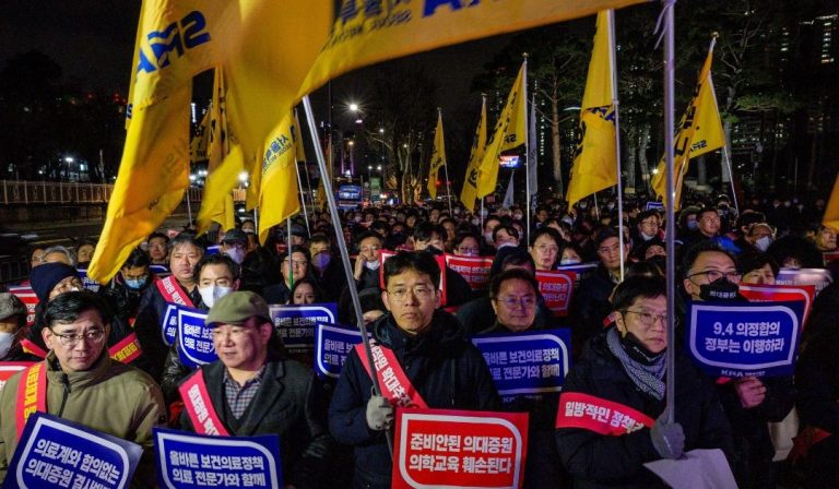 Operations cancelled as South Korea doctors' strike continues