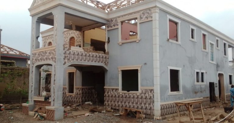 Oyo demolishes houses in Ibadan