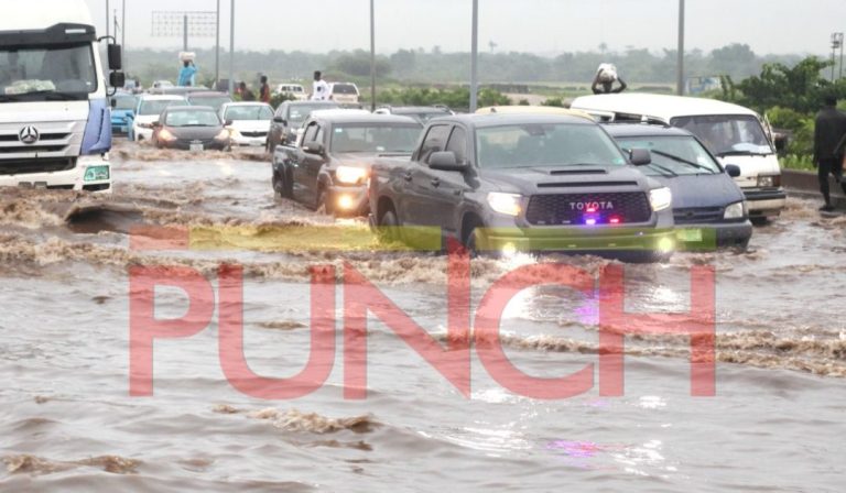 Flood takes over long bridge on Lagos-Ibadan Expressway