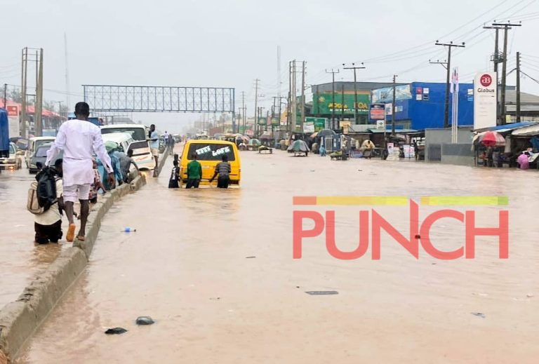 PHOTOS: Flood wreaks havoc on Lagos-Abeokuta Expressway