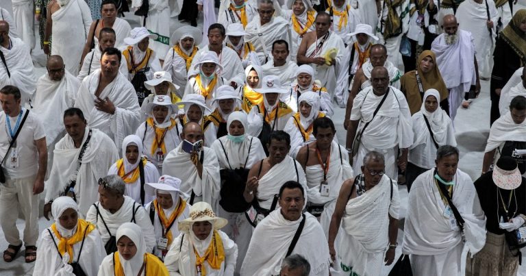 Saudi clears Mecca of over 300,000 unregistered pilgrims ahead of hajj