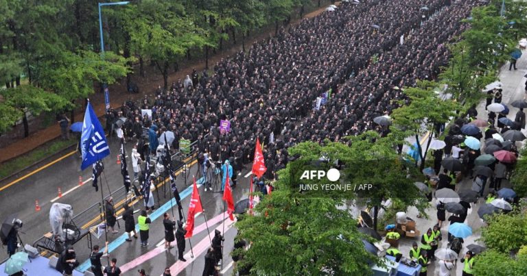 Samsung workers begin three-day strike over pay