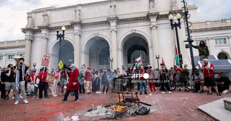 Thousands protest against Israeli PM outside US Capitol