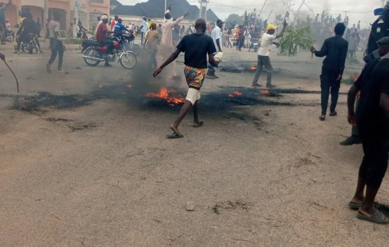 #EndBadGovernanceInNigeria protesters make bonfire near Buhari's Katsina residence