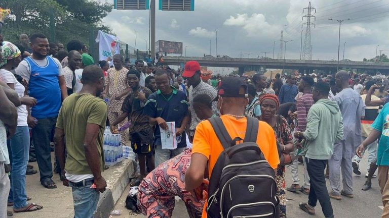 Police Show Solidarity, Share Water with Protesters in Lagos Photo. Credit: Cable