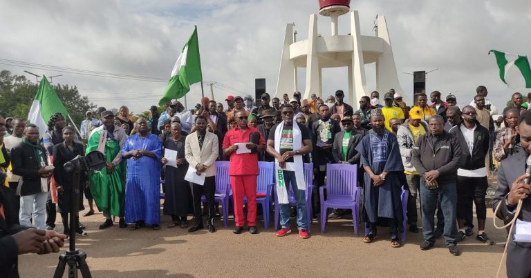 Protesters block road, hold Sunday service in Plateau