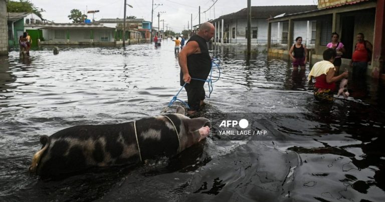 Flooded roads, power outages in US hamper storm rescue efforts