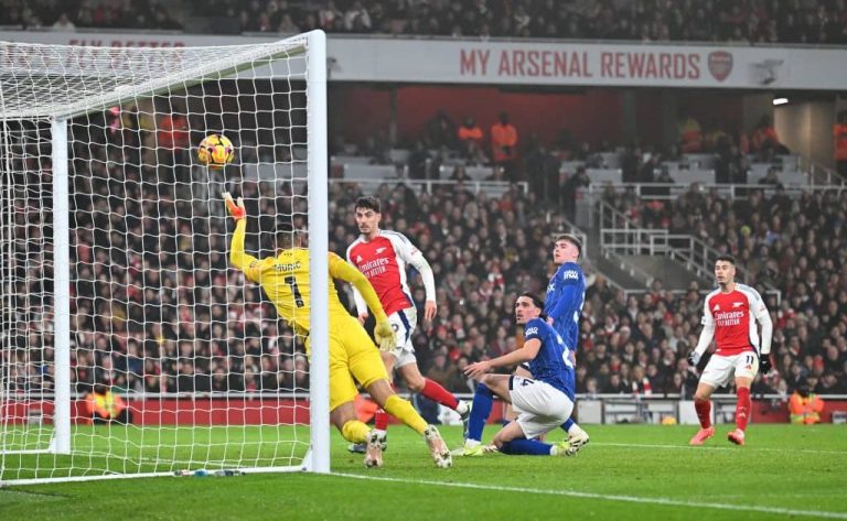 Arsenal beat Ipswich 1-0 to close gap on Liverpool