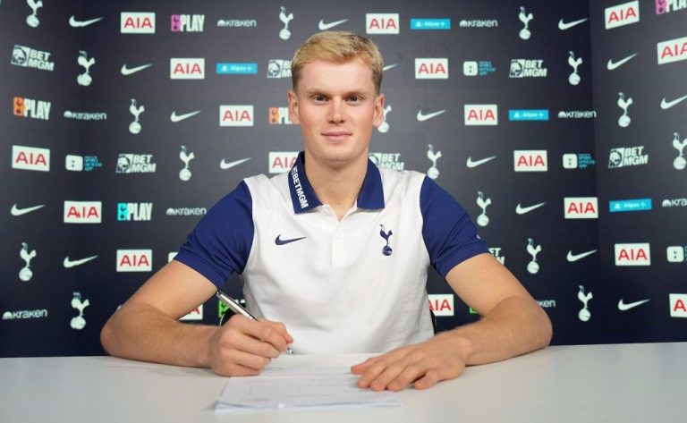 Tottenham sign goalkeeper Kinský for £12.5m amid injury crisis