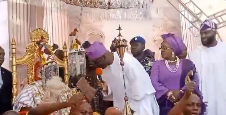 Governor Seyi Makinde presenting the new Alaafin of Oyo, Oba Akeem Owoade after his coronation on Saturday. Credit: X