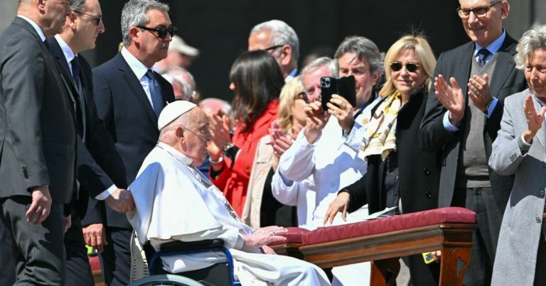 Pope defies doctors' advice, surprises crowd at Vatican square
