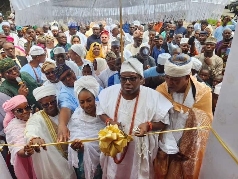 Applause as Oniru inaugurates new Oniru Central Mosque