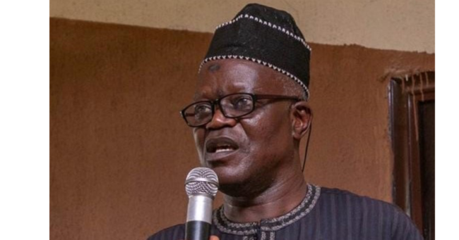 Niger South: Senator Ndalikali distributes modern farm inputs to constituents