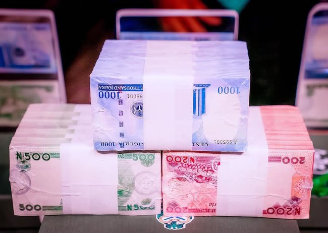 Naira crumbles, trades N1,585/$ in parallel market
