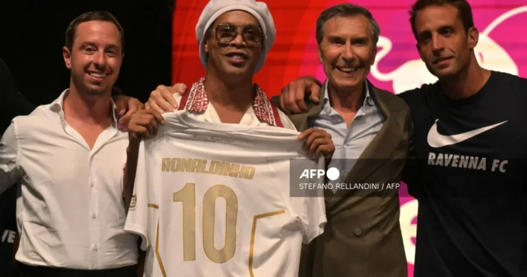 Ronaldinho makes comeback for 300th career goal